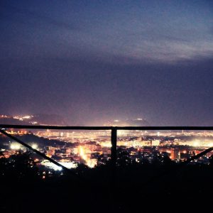 Anche se ciò che ci è più prossimo appaga il nostro senso di bellezza, non fermiamoci ad una visione miope del mondo. La Notte in questo ci assiste, alziamo lo sguardo verso l'orizzonte e scopriamo altra bellezza...  Panorami notturni dal Bosco Sensoriale ❤️